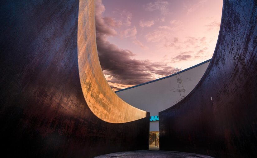 Kodėl tvoros montavimas Kaune kainuoja skirtingai: 7 veiksniai, kurie lemia galutinę kainą