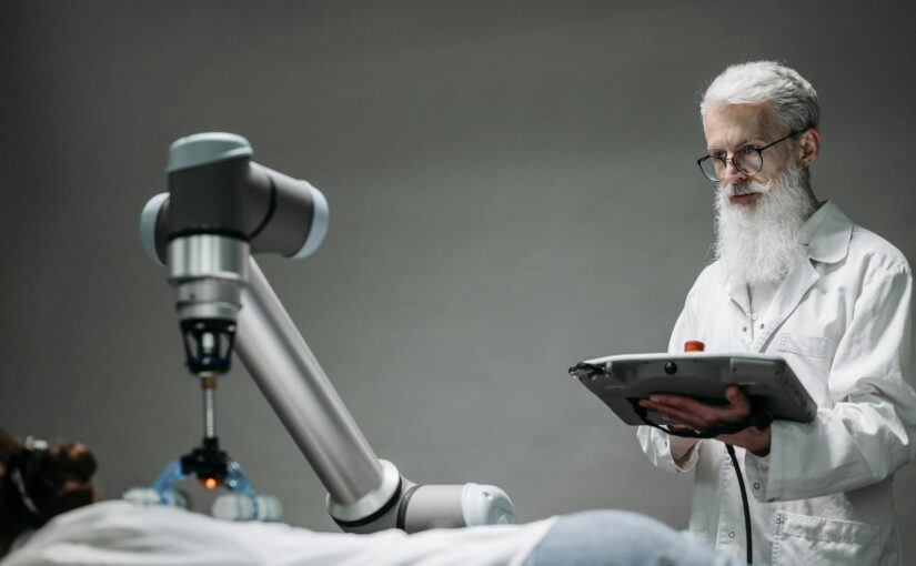 Kauno medikai pirmieji Lietuvoje išbandė revoliucinę robotinę operaciją: kaip tai veikia ir kam tai skirta